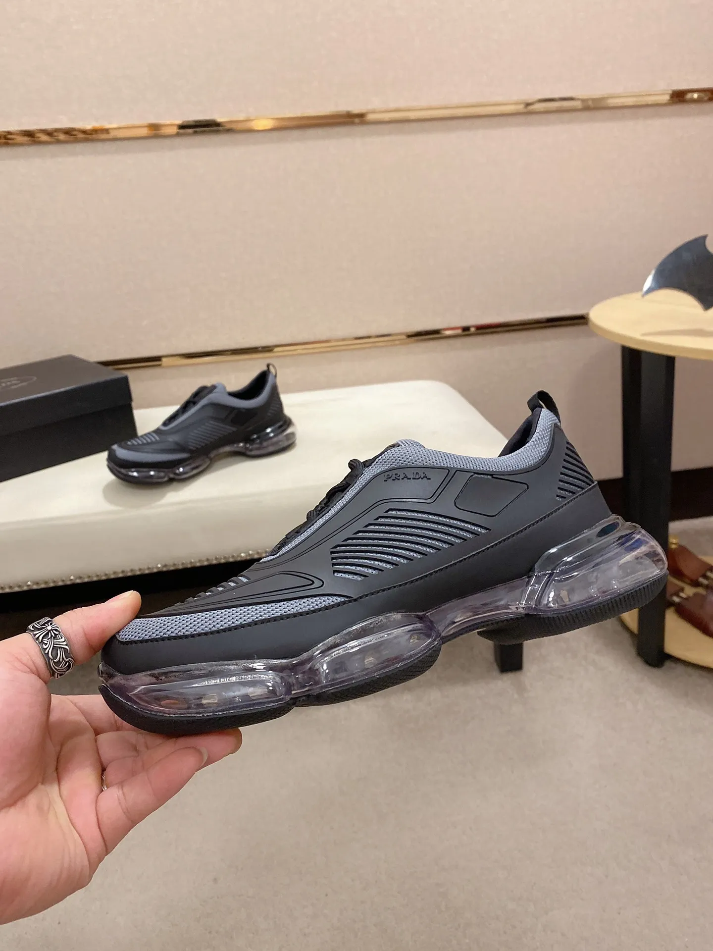 Factory price: 640💰 ✔️✔️✔️High-quality new PRADA counters are launched simultaneously. The new men's shoes and 😘fabric are made of high-tech glue-spraying technology. Lining: Full cowhide lining. 👍🏿 High-end ☄️ air-cushion molded anti-slip rubber outsole, exquisite lines, simple and elegant, comfortable and high-end for leisure travel. Code number: 38 to 45